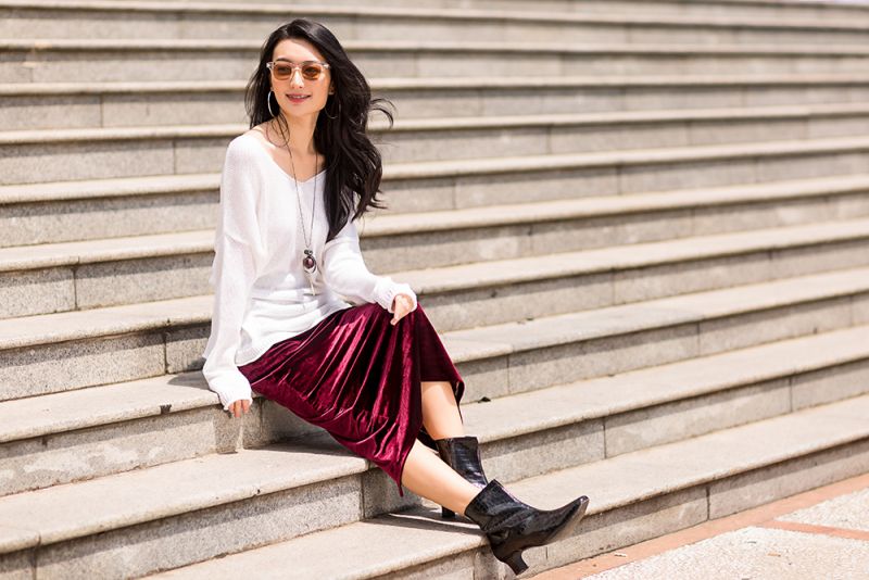 Váy nhung đỏ và áo len form rộng